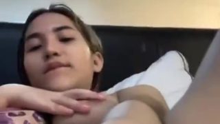 Shy parin si girl kahit sanay na sya mag finger on cam